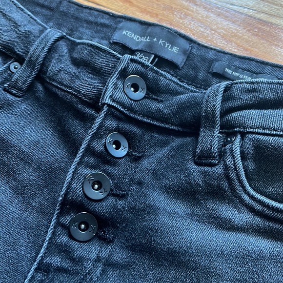 Kendall + Kylie Jean Shorts / 3/26 / The Hipster Short - Picture 3 of 8